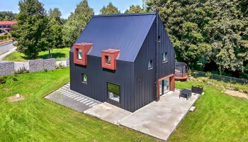 Dům se střechou a fasádou z materiálu Prefalz v duchu valašských tradic