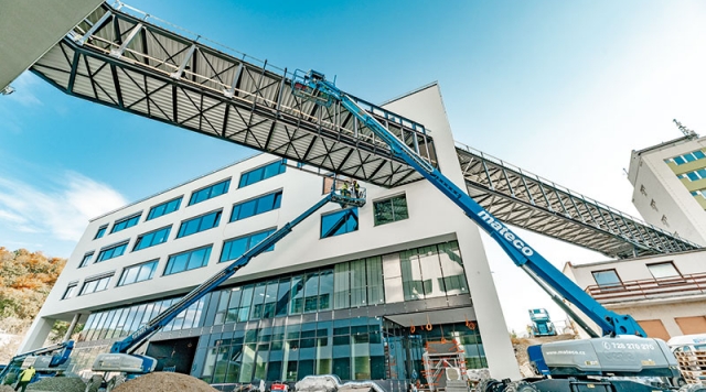 Nový pavilon děčínské nemocnice roste i přes náročné podmínky