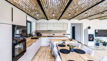 Nevšední rodinný dům inspirovaný západoevropskou architekturou vyrostl u Přelouče